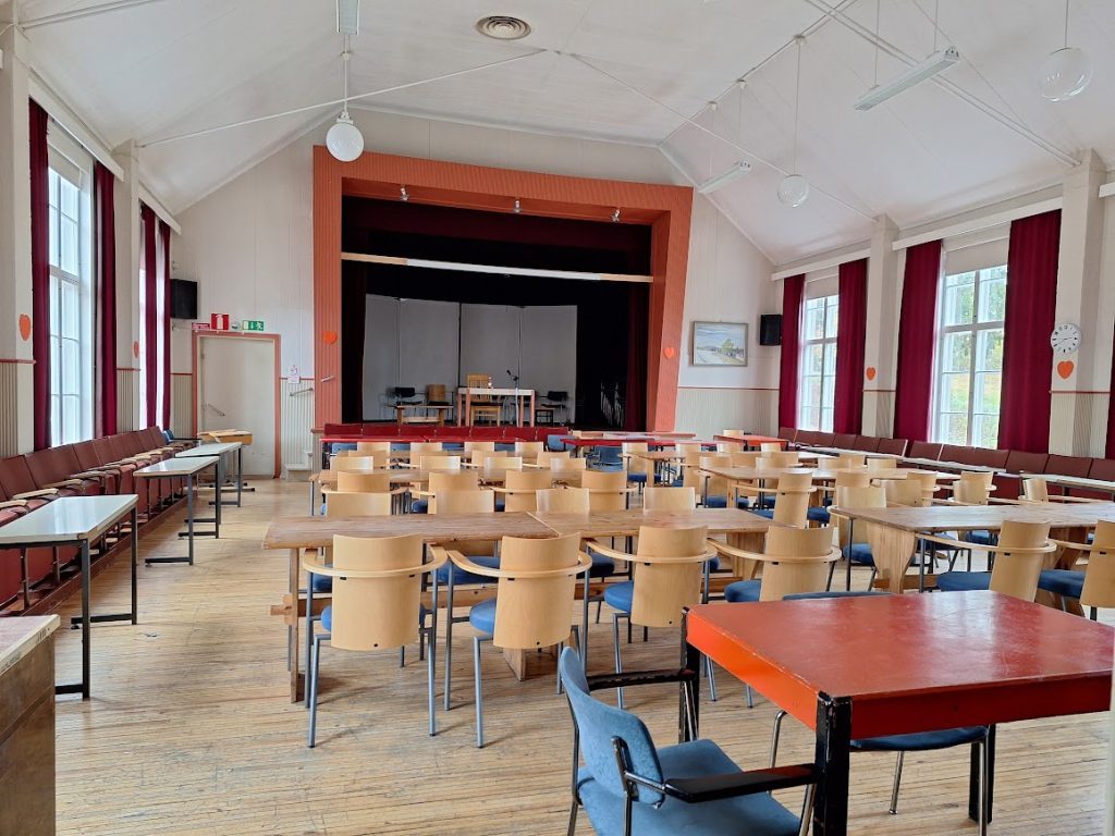 10. Sali näyttämölle päin