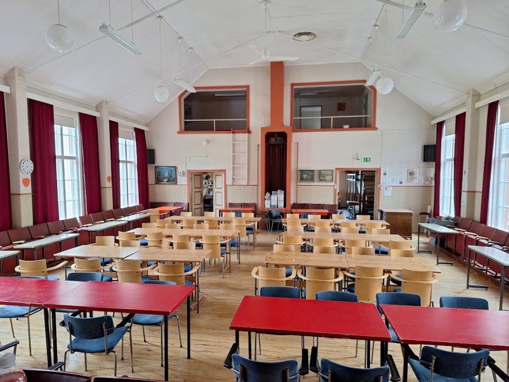 2. Sali näyttömöltä katsottuna